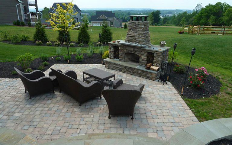 corner-outdoor-fireplace-om-paver-porchl_800x500