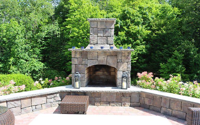 outdoor-corner-fireplace-with-flowers-and-candlesl_800x500